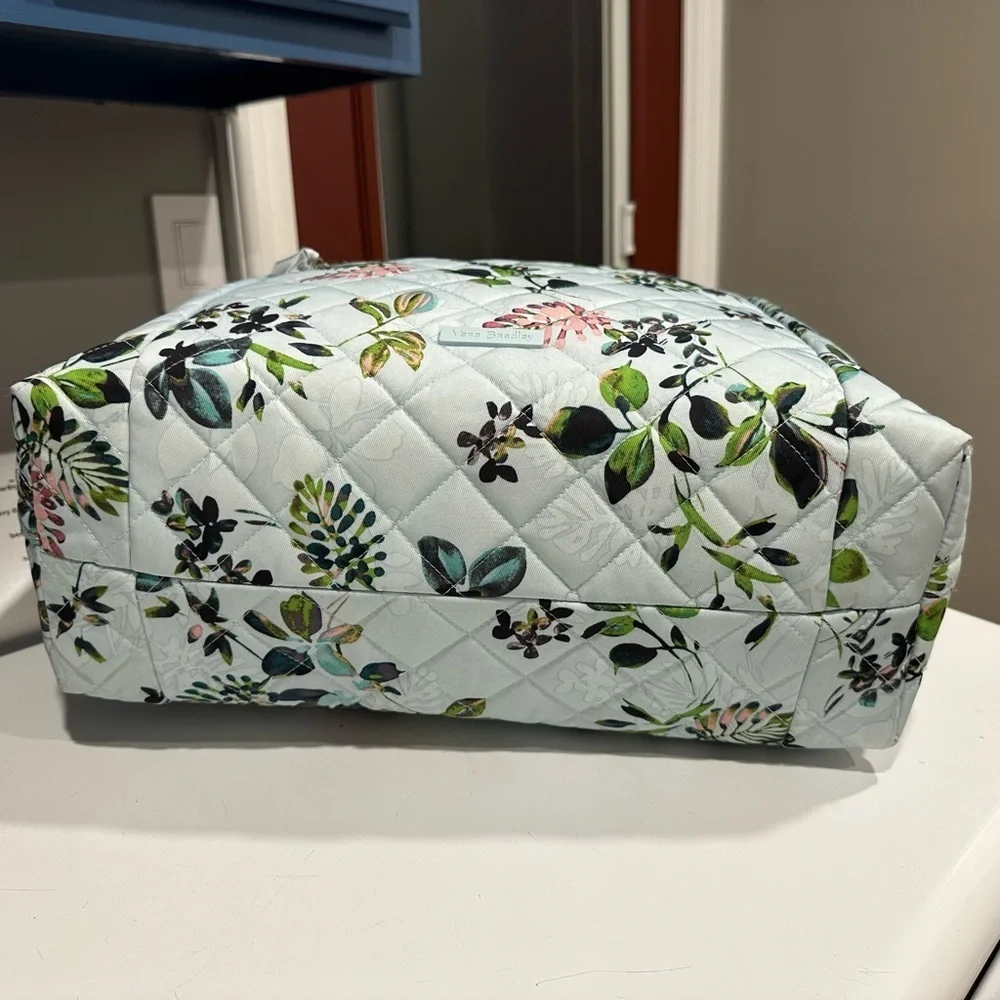 Vera Bradley Seawater Blooms Large Zippered Tote in Performance Twill (NWOT)